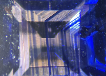 Distinct-banding-with-saturated-and-transparent-zones-in-a-sapphire