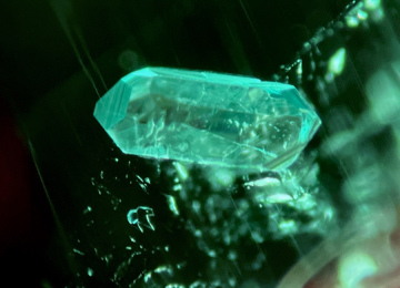 Euhedral-quartz-crystal-in-a-Colombian-emerald-1