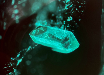 Euhedral-quartz-crystal-in-a-Colombian-emerald-1