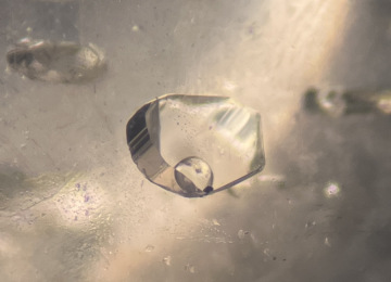 Fluid-filled-cavity-with-CO2-gas-bubble-in-a-Sri-Lankan-sapphire-1-of-3