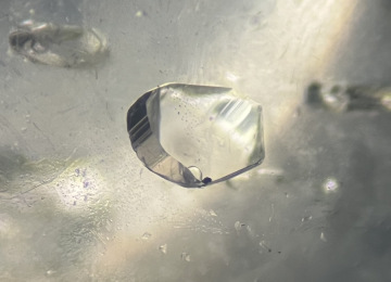 Fluid-filled-cavity-with-CO2-gas-bubble-in-a-Sri-Lankan-sapphire-2-of-3