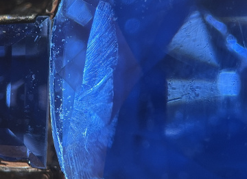 Folded-fingerprint-inclusion-in-a-Burmese-sapphire-showing-some-dendritic-recrystallisation