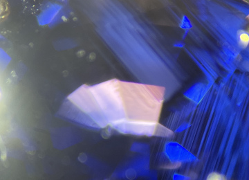 Hexagonal-zoning-in-a-basalt-hosted-sapphire