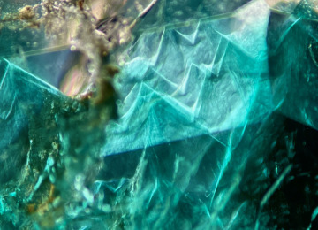 Irregular-colour-zoning-in-a-Colombian-emerald