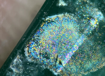 Irridescent-thin-films-parallel-to-the-basal-plane-in-a-Russian-emerald