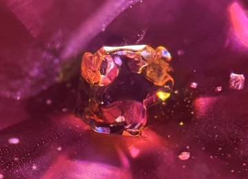 Negative-feature-in-a-Burmese-spinel-showing-yellow-sulphuric-liquid