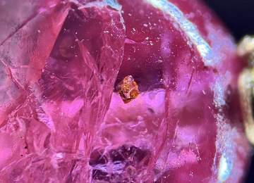 Negative-octahedral-feature-in-a-Burmese-spinel-showing-yellow-sulphuric-liquid