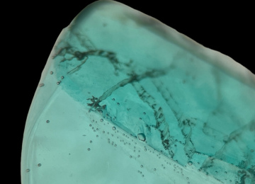 Overgrowth-plane-seen-on-a-Lechleitner-Synthetic-Emerald-under-immersion