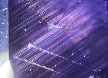 Parallel-needles-of-long-fine-rutile-silk-in-a-sapphire