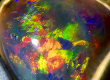 Play-of-colour-in-an-opal