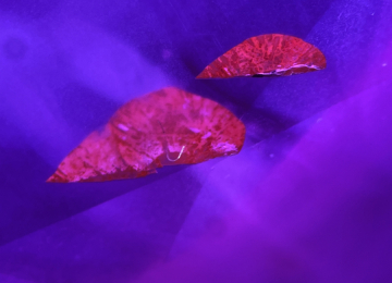 Reddish-staining-in-a-fracture-in-a-ruby