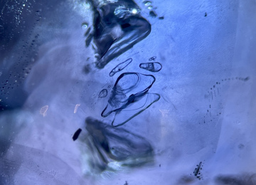 Series-of-irregular-negative-crystals-in-a-Sri-Lankan-sapphire-2
