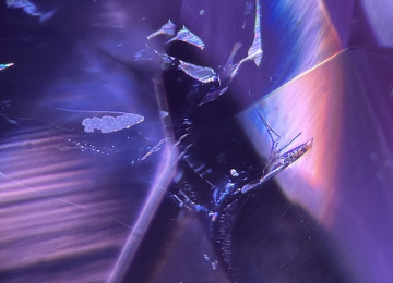 Sharp-blade-like-cavities-in-an-alexandrite