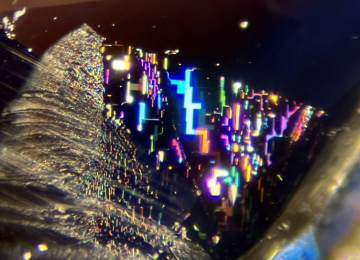 Strong-neon-like-interference-colours-seen-on-a-rectilinear-fingerprint-in-a-Sri-Lankan-sapphire