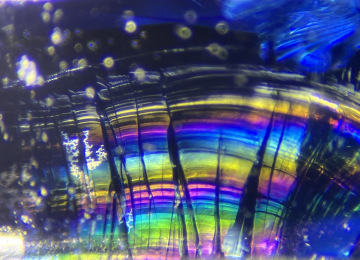 Thin-film-interference-effect-seen-across-a-fracture-in-a-sapphire-