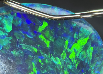 Vibrant-blue-green-play-of-colour-effect-in-an-opal